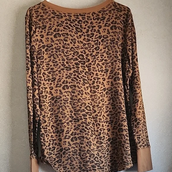 Time and Tru Brown Leopard Print Button-Up Top - Picture 4 of 5